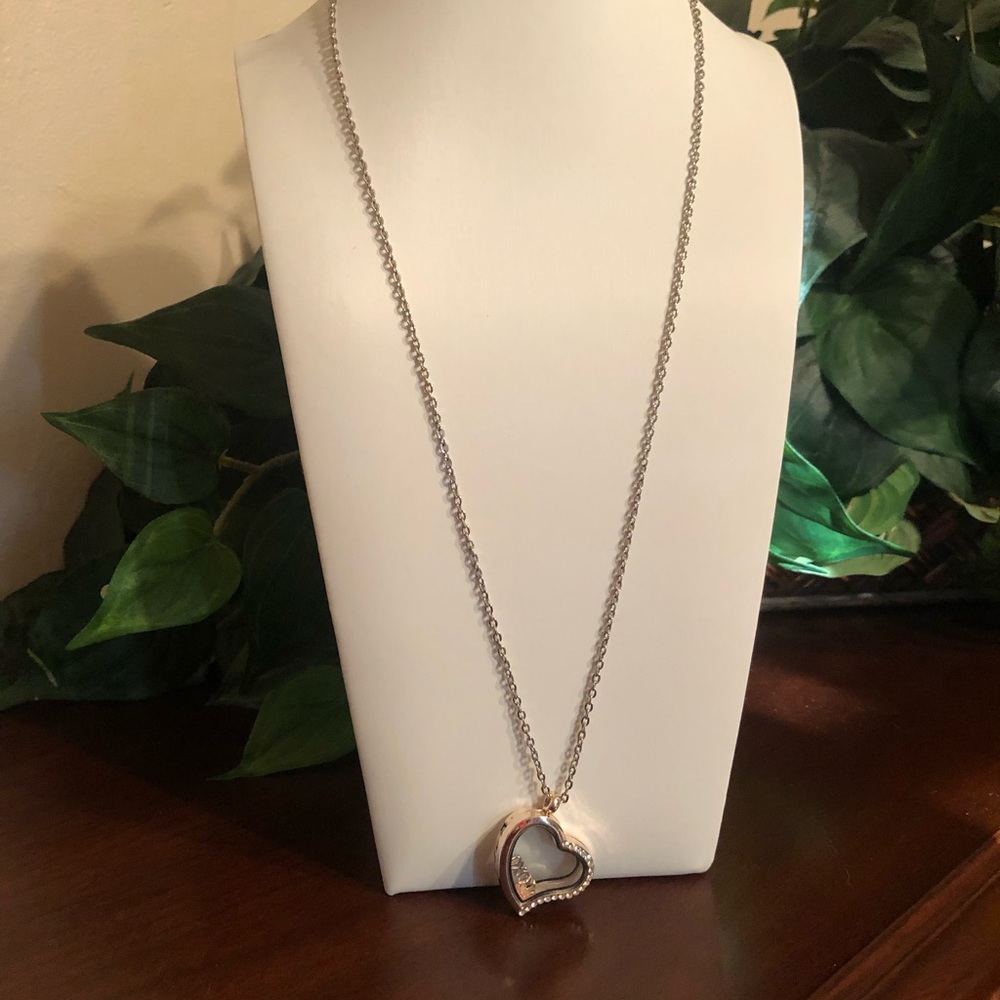 😁Silver Tone Floating Charm Necklace